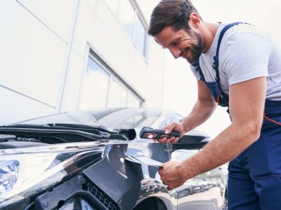 caucasian-repair-service-mechanic-choosing-colour-for-painting-car.jpg caucasian-repair-service-mechanic-choosing-colour-for-painting-car.jpg
